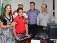 Uma nova vida para Alan: estudante de 12 anos ganhou computador adaptado para deficientes visuais