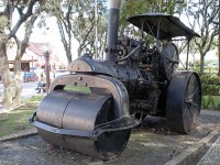 O vapor e o rolo compressor: a curiosa máquina da Praça João Pessoa 