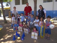 Prefeitura de Rio Negro realiza entrega de kits de material esportivo para escolas e CMEIS