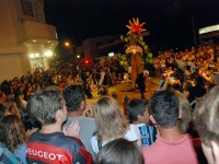 Teatro leva centenas de pessoas à praça Hercílio Luz
